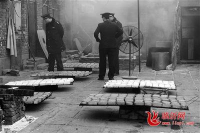 北京一黑作坊每天两千余斤劣质豆干进市场