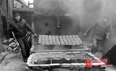 北京一黑作坊每天两千余斤劣质豆干进市场