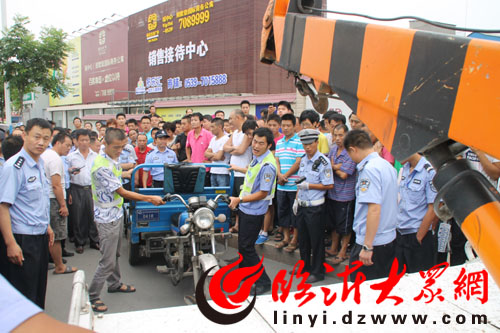 一警车与三轮车发生碰撞 三轮车主受伤