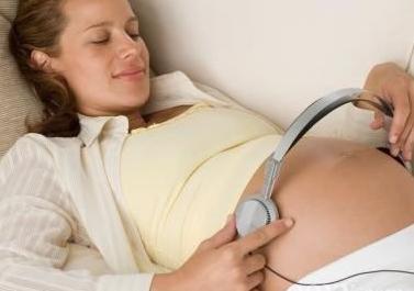 别把胎教音乐对准孕妇肚子播