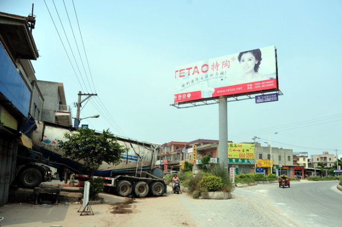 厦门一散装水泥罐车冲进路边店面