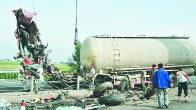 哈同公路罐车追尾货车