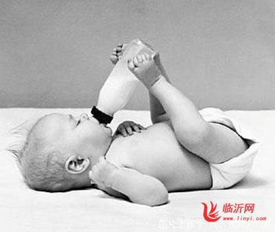 如何让宝宝吃奶瓶?
