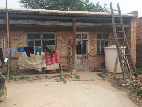 李洪刚家徒四壁,犹如生活在上世纪七十年代。中国青年网通讯员李燕华 摄